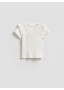 Reserved - Prążkowany t-shirt z falbankami - złamana biel ze sklepu Reserved w kategorii Bluzki dziewczęce - zdjęcie 188812217