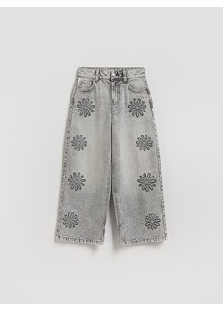 Reserved - Jeansy wide leg z haftem - szary ze sklepu Reserved w kategorii Spodnie dziewczęce - zdjęcie 188812669