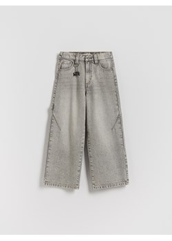 Reserved - Jeansy baggy z brelokiem - jasnoszary ze sklepu Reserved w kategorii Spodnie chłopięce - zdjęcie 188821326