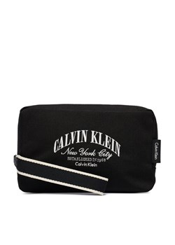Kosmetyczka Calvin Klein Graphic Pouch LV04D1236G Czarny ze sklepu eobuwie.pl w kategorii Kosmetyczki - zdjęcie 188824806