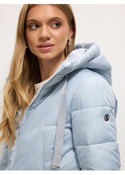 Mohito - Pikowany błękitny płaszcz z kapturem - błękitny ze sklepu Mohito w kategorii Płaszcze damskie - zdjęcie 188826636