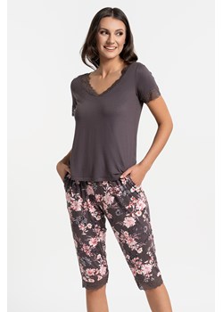 Moraj PDD4900-028 piżama z dekoltem V i spodniami 3/4 patt 1-taupe ze sklepu kontri.pl w kategorii Piżamy damskie - zdjęcie 188831706