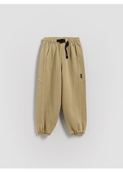 Reserved - Dresowe spodnie oversize - oliwkowy ze sklepu Reserved w kategorii Spodnie chłopięce - zdjęcie 188841137