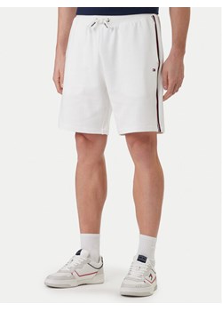 Tommy Hilfiger Szorty sportowe Global Stripe MW0MW42883 Biały Regular Fit ze sklepu MODIVO w kategorii Spodenki męskie - zdjęcie 188850335