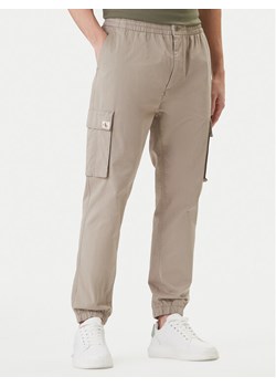 Calvin Klein Jeans Joggery Comfort LV04RD608G Beżowy Skinny Fit ze sklepu MODIVO w kategorii Spodnie męskie - zdjęcie 188850515