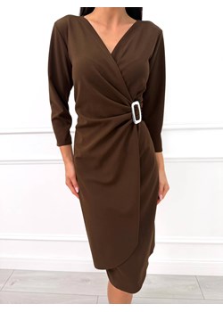 Czekoladowa Kopertowa Sukienka z Ozdobną Klamrą ze sklepu ModnaKiecka.pl w kategorii Sukienki - zdjęcie 188851558