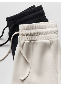 Reserved - Luźne spodnie - kremowy ze sklepu Reserved w kategorii Spodnie damskie - zdjęcie 188853006