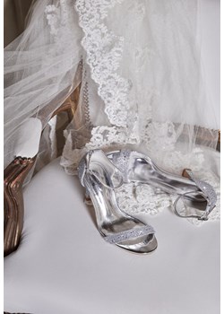 Srebrne Brokatowe Sandały na Klepsydrowej Szpilce z Drobnymi Cyrkoniami Isoldis ze sklepu renee.pl w kategorii Sandały damskie - zdjęcie 188854096
