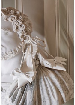 Białe Lakierowane Sandały na Szpilce Vices z Dużą Kokardką Bez Pięty Velozia ze sklepu renee.pl w kategorii Czółenka - zdjęcie 188856708