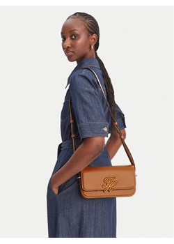 Torebka Tommy Hilfiger Th Script Flap Crossover AW0AW18399 Brązowy ze sklepu eobuwie.pl w kategorii Listonoszki - zdjęcie 188860447