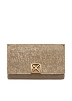 Portfel Calvin Klein Emblem Hw Pebble Snap Cardholder LV04F1127G Beżowy ze sklepu eobuwie.pl w kategorii Portfele damskie - zdjęcie 188867789