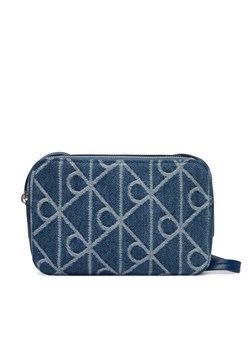 Calvin Klein Torebka Emblem Aop Denim Camera Bag LV04F3430G Niebieski ze sklepu MODIVO w kategorii Listonoszki - zdjęcie 188869019