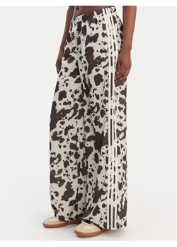adidas Spodnie dresowe Satin KA2668 Brązowy Wide Leg ze sklepu MODIVO w kategorii Spodnie damskie - zdjęcie 188869149