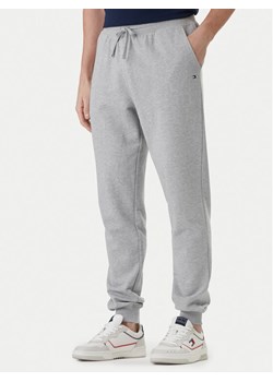 Tommy Hilfiger Spodnie dresowe Essential MW0MW37236 Szary Regular Fit ze sklepu MODIVO w kategorii Spodnie męskie - zdjęcie 188869157