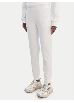 EA7 Emporio Armani Spodnie dresowe 7W000538 AF15831 U0002 Biały Regular Fit ze sklepu MODIVO w kategorii Spodnie damskie - zdjęcie 188869176