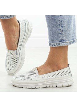 Białe ażurowe skórzane półbuty damskie Jezzi 6870 ze sklepu suzana.pl w kategorii Półbuty damskie - zdjęcie 188870655