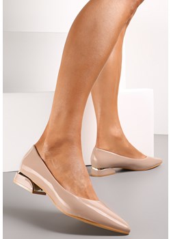 Beżowe Wsuwane Czółenka z Lakierowanej Ekoskóry na Płaskim Obcasie ze Szpiczastym Noskiem Sametta ze sklepu born2be.pl w kategorii Czółenka - zdjęcie 188887036