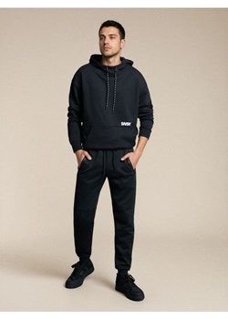 Sinsay - Sportowe spodnie dresowe z przeszyciami - czarny ze sklepu Sinsay w kategorii Spodnie męskie - zdjęcie 188890165