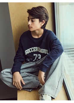 Reserved - Jeansy baggy z brelokiem - jasnoszary ze sklepu Reserved w kategorii Spodnie chłopięce - zdjęcie 188893427