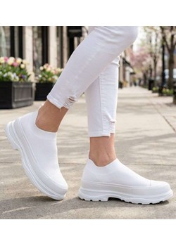 Białe trampki na platformie wsuwane /J5-2 18722 T7/ ze sklepu Pantofelek24.pl w kategorii Trampki damskie - zdjęcie 188894946