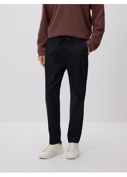 Reserved - Spodnie carrot fit - granatowy ze sklepu Reserved w kategorii Spodnie męskie - zdjęcie 188895739