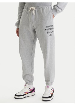 RVCA Spodnie dresowe Va X Ali 23A123500 Szary Relaxed Fit ze sklepu MODIVO w kategorii Spodnie męskie - zdjęcie 188900048