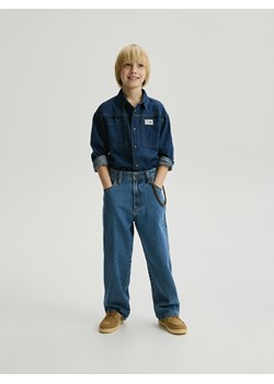 Reserved - Jeansy baggy z brelokiem - niebieski ze sklepu Reserved w kategorii Spodnie chłopięce - zdjęcie 188906825