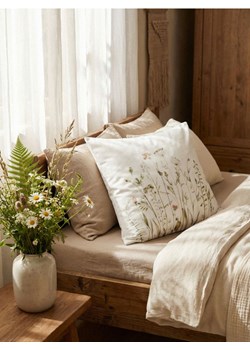 Sinsay - Poszewka na poduszkę z motywem kwiatowym - kremowy ze sklepu Sinsay w kategorii Poszewki na poduszki - zdjęcie 188908746