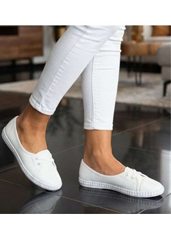 Wsuwane białe tenisówki damskie /G3-2 18835 T189/ ze sklepu Pantofelek24.pl w kategorii Trampki damskie - zdjęcie 188923146