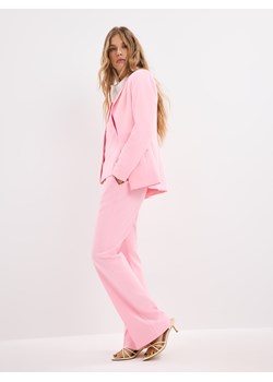 Mohito - Dopasowana jasnoróżowa marynarka - różowy ze sklepu Mohito w kategorii Marynarki damskie - zdjęcie 188928785