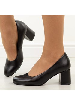 Czarne czółenka damskie na słupku Potocki 12761 ze sklepu suzana.pl w kategorii Czółenka - zdjęcie 188936499