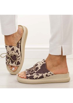 Beżowa krowa skórzane klapki damskie na platformie T.Sokolski 154 ze sklepu suzana.pl w kategorii Klapki damskie - zdjęcie 188936645