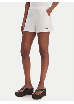 Guess Szorty sportowe E6GD01 KCRZ1 Biały Relaxed Fit ze sklepu MODIVO w kategorii Szorty - zdjęcie 188952955
