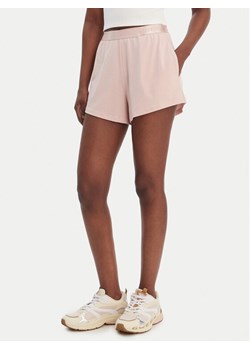 Guess Szorty sportowe O6GD02 KCQP2 Różowy Relaxed Fit ze sklepu MODIVO w kategorii Szorty - zdjęcie 188953027
