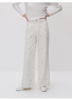 Reserved - Jeansy wide leg z haftem - biały ze sklepu Reserved w kategorii Spodnie dziewczęce - zdjęcie 188958056