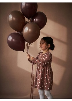 Sinsay - Sukienka dresowa ze wzorem w serca - brązowy ze sklepu Sinsay w kategorii Sukienki dziewczęce - zdjęcie 188959545