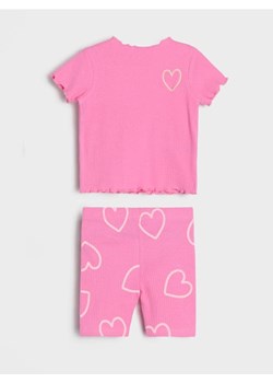 Sinsay - Komplet z prążkowanej dzianiny z nadrukiem w kształcie serc - różowy ze sklepu Sinsay w kategorii Komplety niemowlęce - zdjęcie 188959587