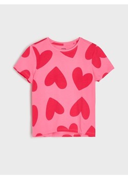 Sinsay - Bawełniana koszulka ze wzorem w serca - różowy ze sklepu Sinsay w kategorii Bluzki dziewczęce - zdjęcie 188959685