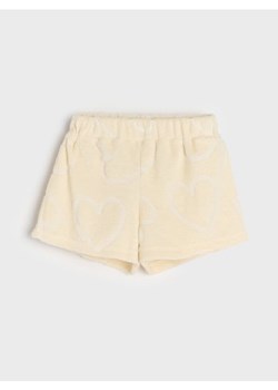 Sinsay - Szorty wykonane z wytłaczanej dzianiny - kremowy ze sklepu Sinsay w kategorii Spodenki dziewczęce - zdjęcie 188959706