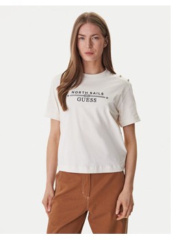 Guess T-Shirt GUESS x NORTH SAILS W6GI03 K2657 Écru Relaxed Fit ze sklepu MODIVO w kategorii Bluzki damskie - zdjęcie 188961648
