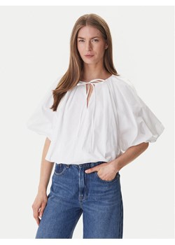 DKNY Bluzka DJ6W2228 Biały Regular Fit ze sklepu MODIVO w kategorii Bluzki damskie - zdjęcie 188961735