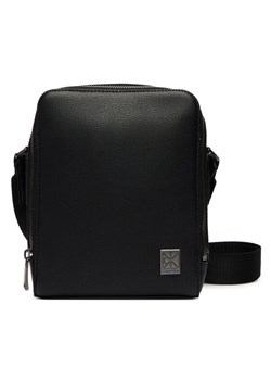 Calvin Klein Saszetka Emblem Hw Reporter LV04D3293G Czarny ze sklepu MODIVO w kategorii Torby męskie - zdjęcie 188965099