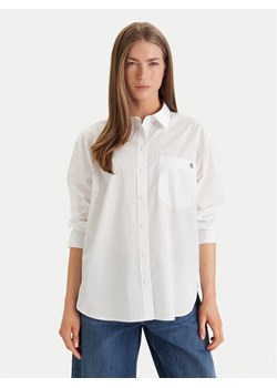 Calvin Klein Jeans Koszula LV047F102G Biały Relaxed Fit ze sklepu MODIVO w kategorii Koszule damskie - zdjęcie 188967536