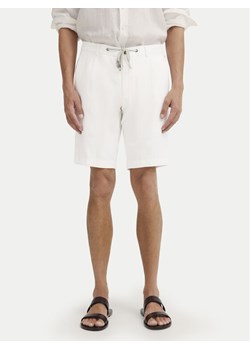 Bugatti Szorty materiałowe 1949-76419C D Biały Regular Fit ze sklepu MODIVO w kategorii Spodenki męskie - zdjęcie 188979709