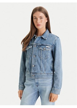 Calvin Klein Jeans Kurtka jeansowa Classic LV047E904G Niebieski Regular Fit ze sklepu MODIVO w kategorii Kurtki damskie - zdjęcie 188979739