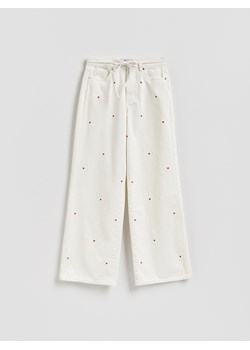 Reserved - Jeansy wide leg z haftem - biały ze sklepu Reserved w kategorii Spodnie dziewczęce - zdjęcie 188980649