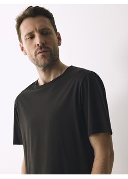 Reserved - T-shirt regular z merceryzowaną bawełną - ciemnobrązowy ze sklepu Reserved w kategorii T-shirty męskie - zdjęcie 188981715