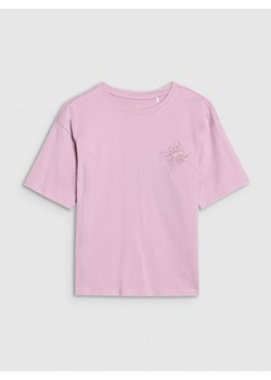 Dziewczęcy t-shirt z nadrukiem 4F 4FJWSS25TTSHF1853 - fioletowy ze sklepu Sportstylestory.com w kategorii Bluzki dziewczęce - zdjęcie 188983597