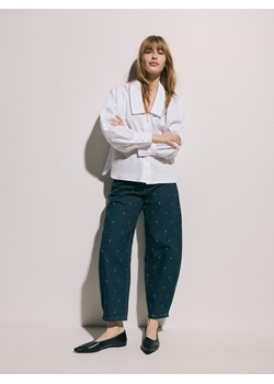 Reserved - Jeansy barrel leg z haftem - granatowy ze sklepu Reserved w kategorii Jeansy damskie - zdjęcie 188986276