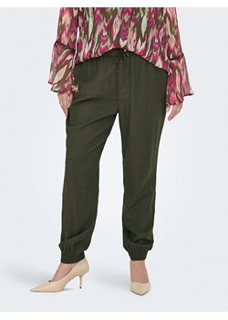 ONLY Carmakoma Spodnie dresowe w kolorze khaki ze sklepu Limango Polska w kategorii Spodnie damskie - zdjęcie 188989329